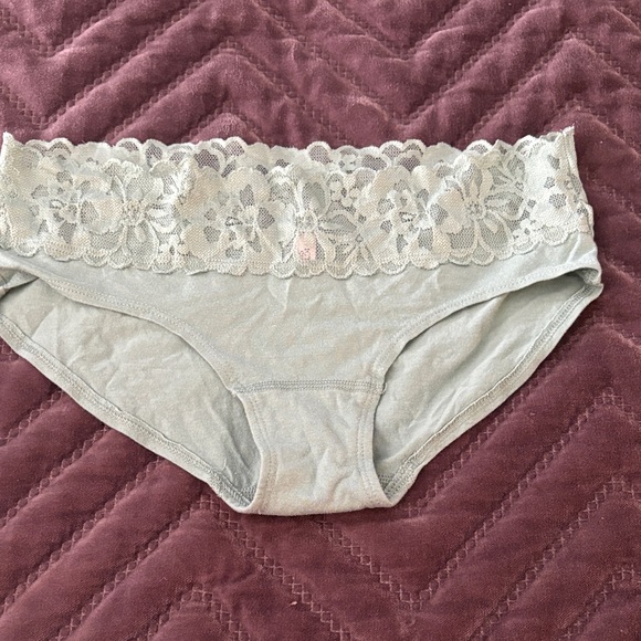 Victoria's Secret hiphugger panties cotton lace new - Picture 1 of 2